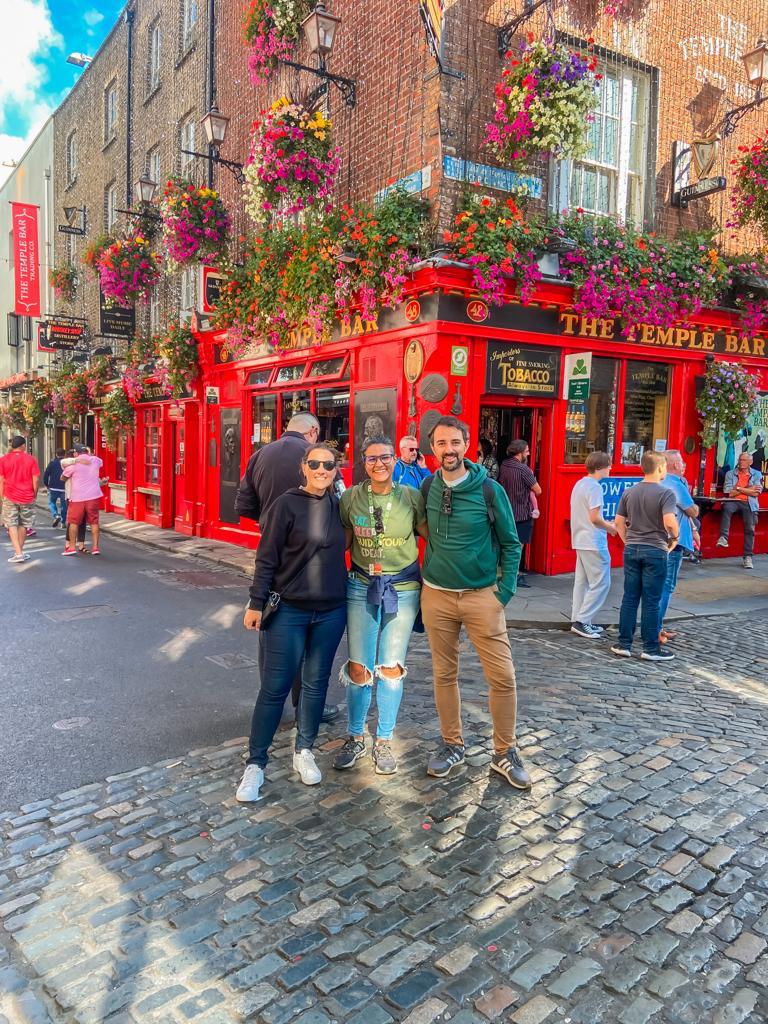 Grupo com a guia em frente ao Temple Bar, em Dublin